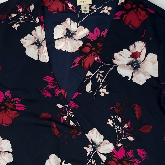 A New Day woman’s Floral Blouse Size Medium - Picture 3 of 4